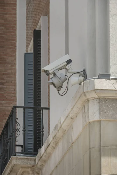 Камери Спостереження Встановлені Фасаді Будівлі Розі — стокове фото