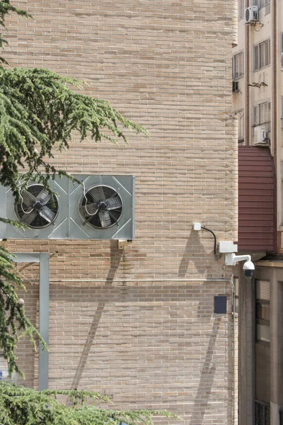 Überwachungskamera Und Klimaventilatoren Einer Wand Eines Ziegelsteingebäudes — Stockfoto