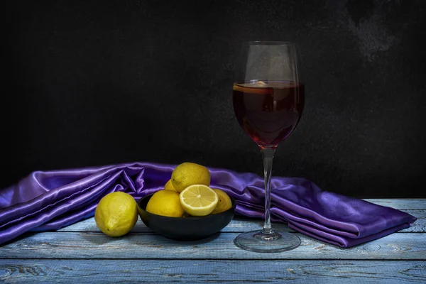 Бокал Сангрии Красным Вином Лимоном Черной Миске Лимонами Синем Столе — стоковое фото