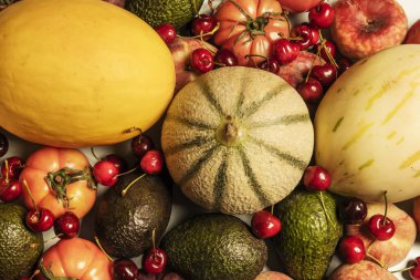 Olgun kavunları, pikota kirazları, çeşitli domatesleri, Kanarya muzları, Paraguay meyveleri ve avokadoları olan durgun bir hayatın en iyi görüntüsü.