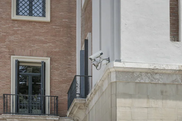 Überwachungskamera Einer Nachtglühbirne Der Wand Eines Alten Gebäudes Mit Stein — Stockfoto