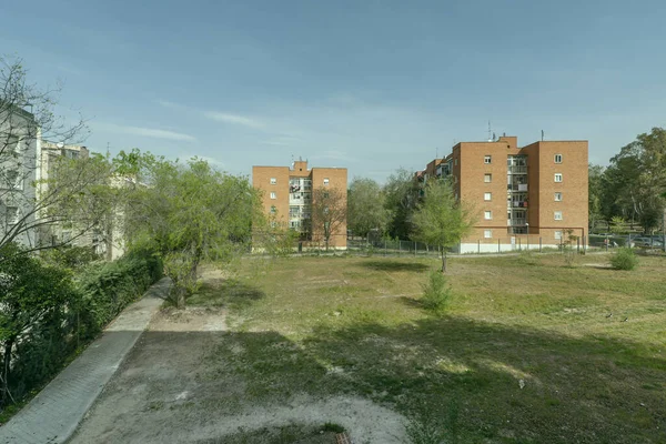 Una Amplia Terraza Con Algunos Árboles Sueltos Entre Edificios Residenciales — Foto de Stock