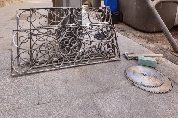 Ein Paar Zerlegte Metallschmiedestangen Aus Einem Fenster Und Zwei Große — Stockfoto