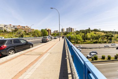 Normal bir kaldırım ve otoyolda bir bisiklet şeridiyle köprüden karşıya geçmek.