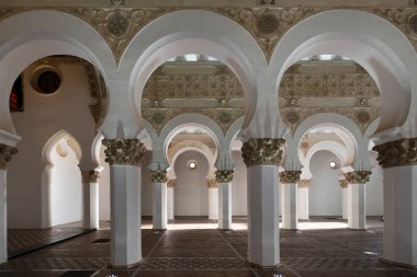 Sinagoglar genelde Kudüs 'e yöneliktir. Arka planda bir dolap ya da kutsal sandık var.