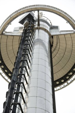 Madrid 'deki Moncloa deniz fenerinin metalik kulesi dairesel bir bakış açısı ve asansörü var.