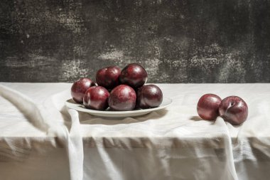 Günde yaklaşık üç erik veya 150 gram yemeniz önerilir. Bu, ana yemekleri yemeden önce kurutulmuş erikler veya taze erikler yoluyla yapılabilir.