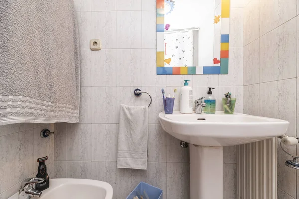 Kis Fürdőszoba Fehér Porcelán Mosogatóval Megfelelő Lábbal Vékony Alumínium Radiátorral — Stock Fotó