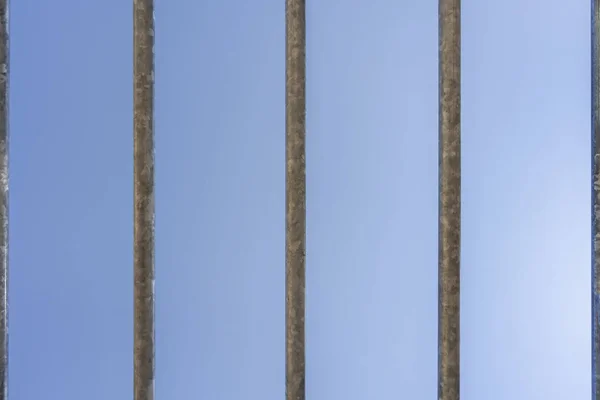 Çinko Kaplı Metal Çubuklar Mavi Gökyüzüne Karşı — Stok fotoğraf