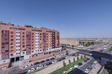 Şehirdeki yerleşim yerlerinin cepheleriyle birlikte şehrin varoşlarında kesişen yollar.