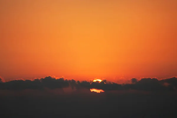 Закат Длинными Темными Облаками Красивым Оранжевым Небом — стоковое фото