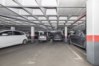 Park edilmiş arabalar ve yeraltı garajındaki boş alanlar.