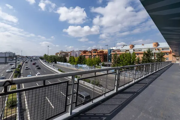 Una Pasarela Metálica Sobre Una Autopista Urbana Ciudad Madrid España —  Fotos de Stock