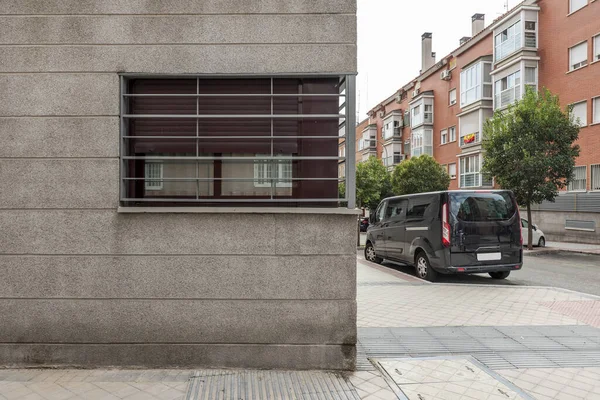 Fenster Mit Metallstangen Zwischengeschoss Eines Städtischen Wohnhauses — Stockfoto