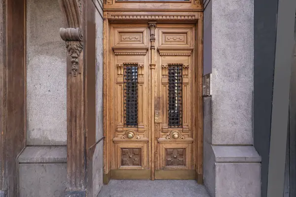 Входной Портал Деревянными Дверями Гранитным Фасадом Старинного Здания — стоковое фото