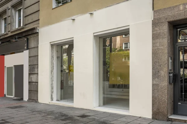 Konut binasının zemin katında cam ve beton cephe