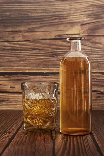 Ett Klart Glas Fyllt Med Honungsfärgad Likör Med Några Isbitar — Stockfoto
