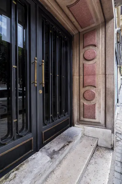 Portal Entrada Para Edifício Com Portas Metal Preto — Fotografia de Stock