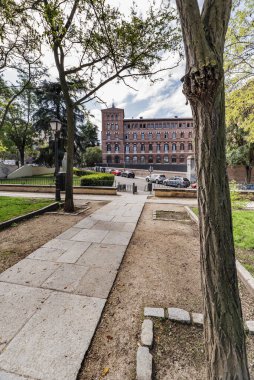 Bir şehir parkının yanındaki manastır manzarası 