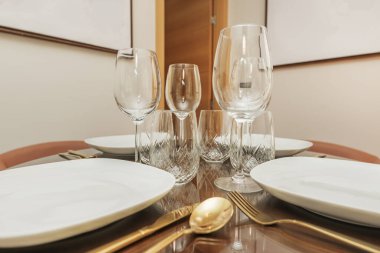 Kaynağından doldurulmuş, şeffaf bardaklar, 