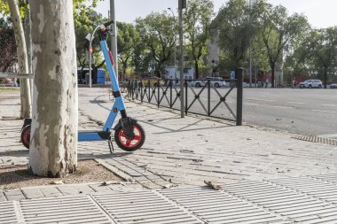 Sokakta elektrikli bir scooter. 