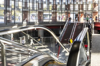 İspanya 'nın Madrid kentindeki Atocha metro istasyonunda normal merdivenleri ve halka açık merdivenleri olan bir kavşak.