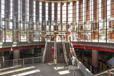 Metro ve tren istasyonlarına dairesel kolezyum erişimi