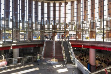 Madrid, İspanya 'daki Atocha tren istasyonunun girişlerinden birinin dairesel iç duvarı.