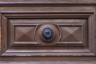 Bir dönem binasına açılan portalın metal sapı