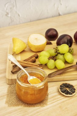 Hayat taze meyveler, kurutulmuş turunçgil dilimleri, şeftali reçeli ve tatlı baharatlarla dolu.