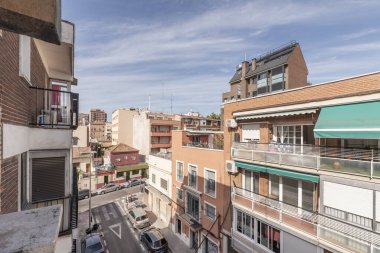 Karşıdan karşıya geçen bir caddenin panoramik görüntüsü 