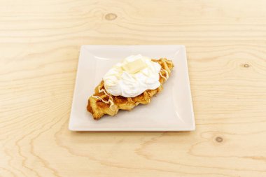 Kremalı ve beyaz çikolatalı waffle ekmeği.