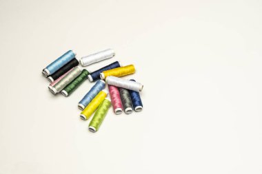 Küçük giysi tamiri için iplik makaraları