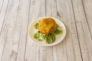 Ayrıca Creole tarzı doldurulmuş patatesler olarak da adlandırılan Peru 'da hamuru daha tutarlı hale getirmek için eklenirler ve dolgusu siyah botija zeytinleri, panca biberleri ve Çin soğanı içerir.