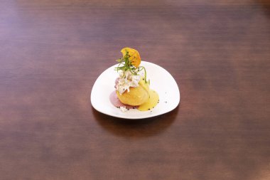 Lima davası ilk olarak sömürge döneminde hazırlandı. İspanyollar İspanyol yemeği öncesi Kausay 'ı biliyorlardı ve basit patates tarifini aldılar.