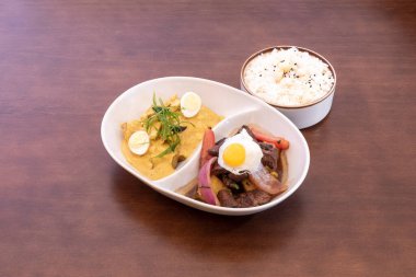 Bir tepsi Peru karışık lomo saltado, aji de gallina ve beyaz pirinç.