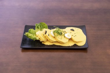 Papa a la huancaina Peru 'nun farklı bölgelerine yayılmış tipik bir Peru gastronomisi başlangıcı. Peru 'nun en popüler ve temsili gastronomik ürünlerinden biridir.