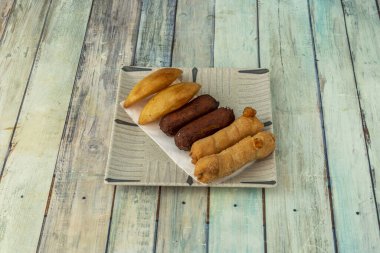 Venezuela restoranının aperatifleri kızarmış kroket, mısır böreği ve el peyniri ile doldurulmuş tekneler.