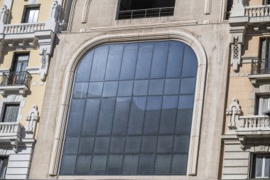 Vintage taş bir binanın camlarıyla çevrili.