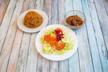 Güvercin bezelyeleri, sıradan fasulyelerin aksine, fındıklı, dumanlı bir tadı vardır. Kökeni Hint Yarımadası 'na dayanır; aslında bezelye de Güney Hindistan' da çok popülerdir.