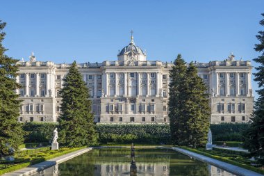 Madrid Kraliyet Sarayı 'nın ön planda bahçeleri olan yan cephelerinden birine bakın.