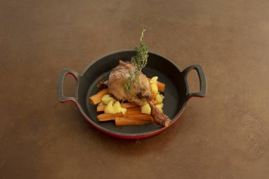 Konfeti hazırlamak için, et tuz ve sarımsakla ovulur, kaplanır ve 36 saate kadar soğutulur. Tuz koruyucu olarak işe yarıyor. Eti pişirmeden önce, tuzsuz ve kuru olur.