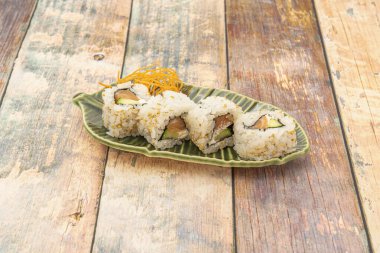 Philly Roll, spesifik içeriği krem peyniri olan bir suşi çeşididir. Bu bileşen orijinal suşi tariflerinde yaygın değildir.