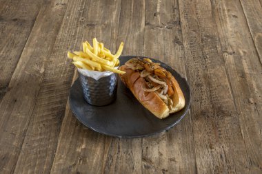 Sandviç küçük et şeritleri (biftek) ve az miktarda erimiş çedar veya provolone peyniri içerir.