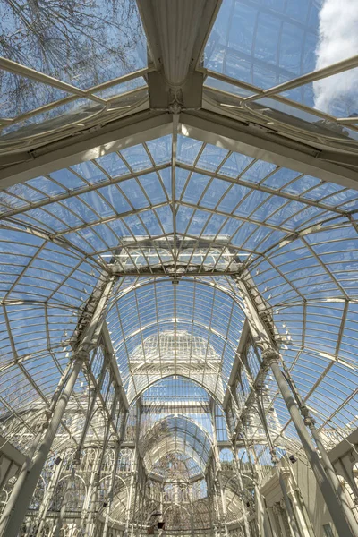 Madrid 'deki Retiro parkında camdan duvarları olan bir saray.