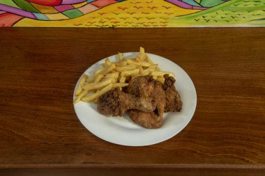 Taze tavuk etinden yapılmış bir yemektir. Bazen haşlanmış ya da haşlanmış, sonra da kızartılmış.