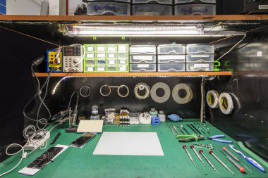 Bir satış mağazasında mütevazı bir akıllı telefon dağıtım atölyesi ve onarım