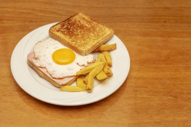 Karışık veya ütülenmiş sandviç, iki dilim dilimlenmiş ekmeğin içinde jambon ve sarı peynirli sandviç. Tereyağıyla yaydıktan sonra soğuk ya da iyi kızartılmış olarak servis edilebilir.