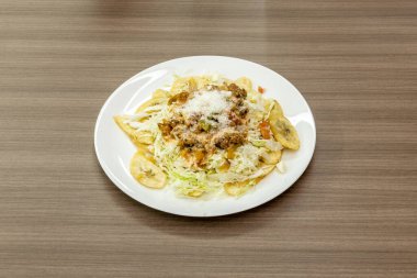 Muz dilimi (olgun ya da yeşil) Latin Amerika ülkelerinin tipik bir hazırlığıdır. Uzun ya da yuvarlak dilimlere ayrılmış, kızgın yağda kızartılmış ya da pişirilmiş muz parçalarından oluşur.