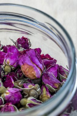 Gül çayı, yağ yakmak ve vücudu rahatlatmak ve daha iyi uyumak için çok tavsiye edilen bir sindirim ilacıdır. Temizleme özellikleri sıvı tutmayla mücadeleye yardımcı olur.